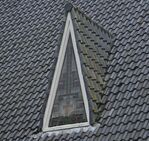 De driehoekige dakkapel met glas in lood.
<br/>
Richard Keijzer, 2014-09-06